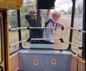 Skrajna nieodpowiedzialność w Łodzi. Młodzi chłopcy jechali na zewnątrz pędzącego tramwaju