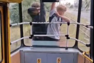 Skrajna nieodpowiedzialność w Łodzi. Młodzi chłopcy jechali na zewnątrz pędzącego tramwaju