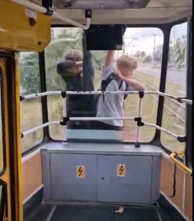 Skrajna nieodpowiedzialność w Łodzi. Młodzi chłopcy jechali na zewnątrz pędzącego tramwaju