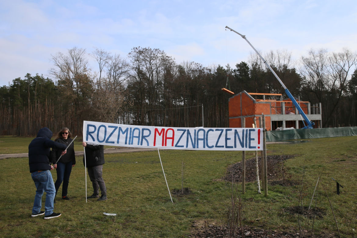 Awantura o budowę w parku w Sulejówku. Miała być mała kawiarenka, będzie duża restauracja