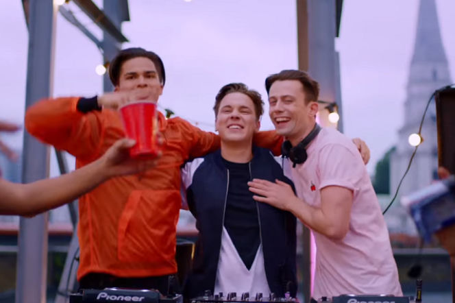 Hit Lata 2017: Felix Jaehn i Alex Aiono rozkręcają imprezę w teledysku Hot2Touch