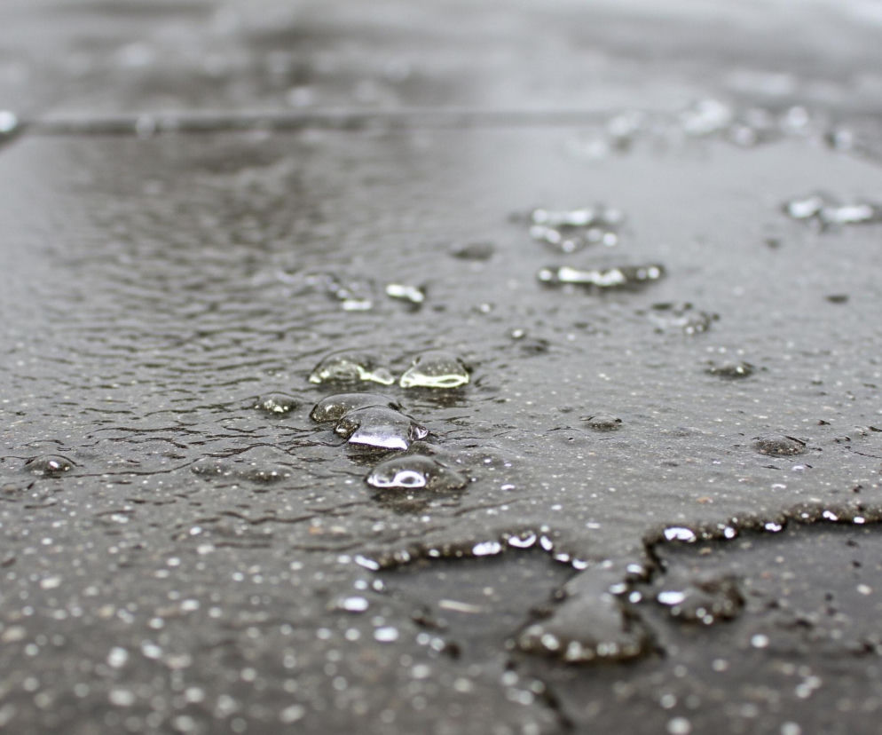IMGW ostrzega przed marznącymi opadami. Gdzie będzie najgorzej?