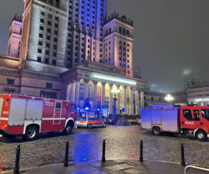 Mężczyzna przeszedł za barierki tarasu widokowego Pałacu Kultury
