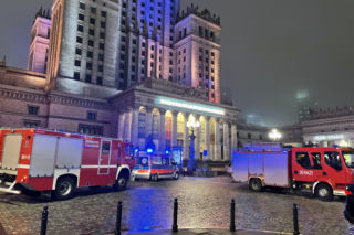 Groza w centrum Warszawy. Mężczyzna przeszedł za barierki tarasu widokowego Pałacu Kultury!
