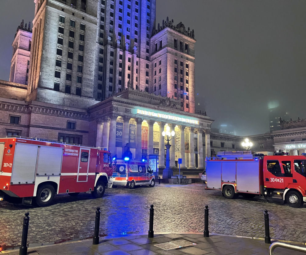 Mężczyzna przeszedł za barierki tarasu widokowego Pałacu Kultury