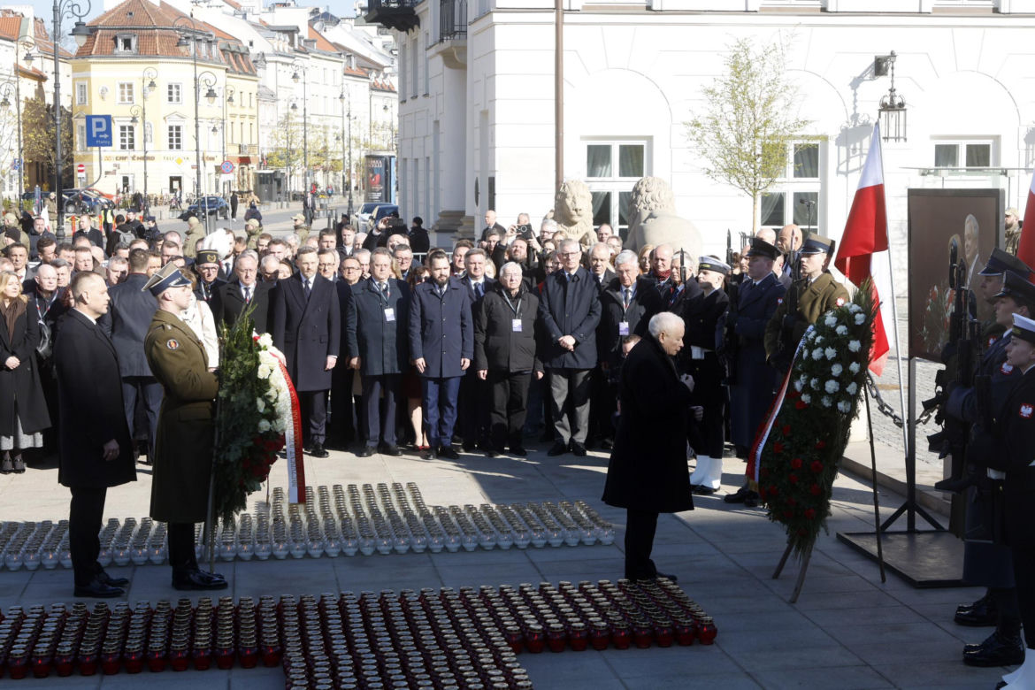 Rocznica katastrofy smoleńskiej. Prezydent Nawrocki uczcił pamięć zmarłych