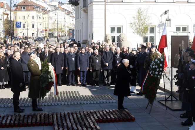 Rocznica katastrofy smoleńskiej. Prezydent Nawrocki uczcił pamięć zmarłych