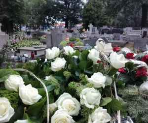 Tragedia w Salisbury. Zamordowane kobiety pochowane w Tarnowie. Grobu nie widać spod kwiatów