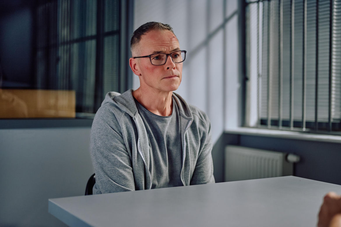 Damian trafi do aresztu pod zarzutem pedofilii i zostanie zaatakowany przez współwięźniów.