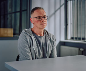 Damian trafi do aresztu pod zarzutem pedofilii i zostanie zaatakowany przez współwięźniów.