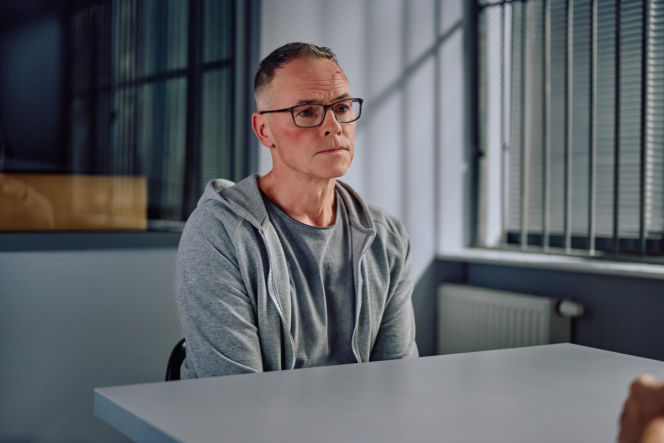 Damian trafi do aresztu pod zarzutem pedofilii i zostanie zaatakowany przez współwięźniów.