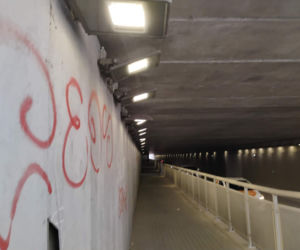 Bród i smród w tunelu pod torami w Siedlcach
