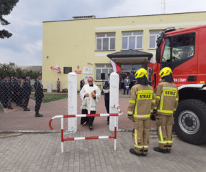 Dąbrówka Stany, gmina Skórzec: nowym wozem strażackim, po nowej drodze, do nowej szkoły
