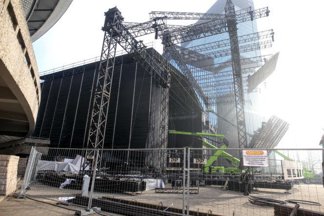 Scena Sylwestra z Dwójką TVP w trakcie budowy