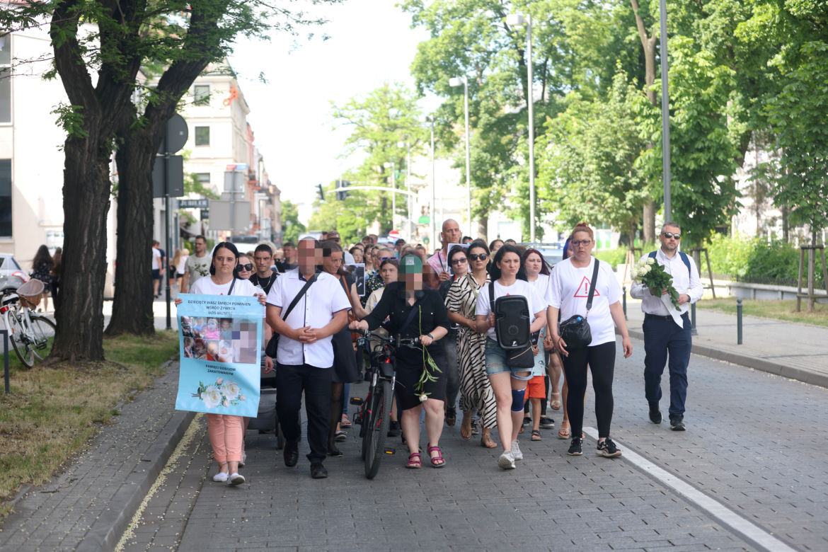 Pan Artur płakał w tracie białego marszu w Częstochowie. "Kamilek śni mi się po nocach"