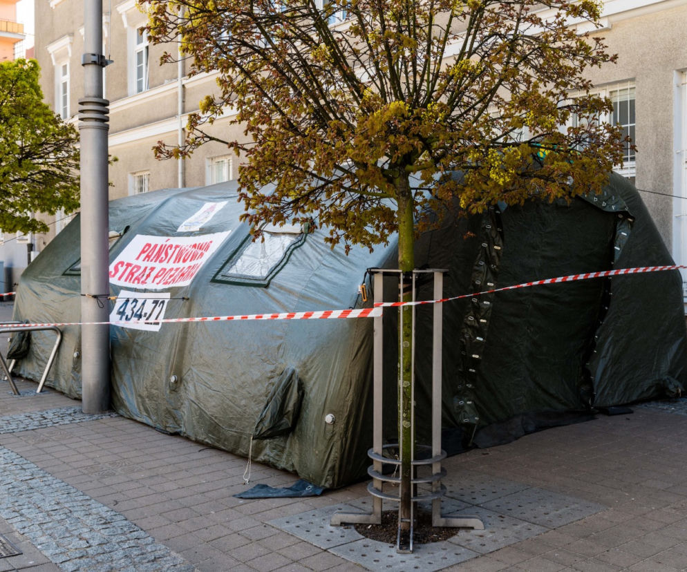 Gdynia: W namiocie przed szpitalem segregują pacjentów