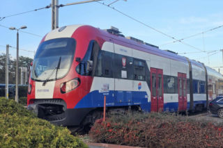 Senior wpadł między pociąg a peron. Drzwi się zamknęły, skład ruszył
