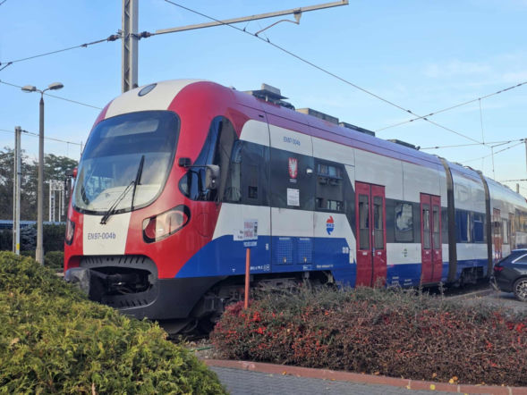 Senior wpadł między pociąg a peron. Drzwi się zamknęły, skład ruszył