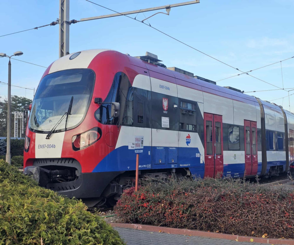81-latek wpadł pod pociąg. Maszynista zamknął drzwi i odjechał ze stacji