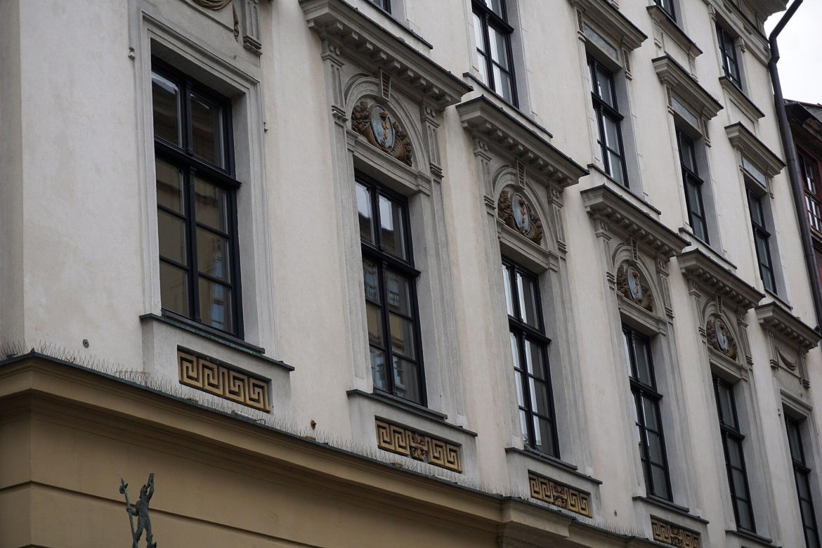 To jedna z najsłynniejszych kamienic w Krakowie. Znajduje się w niej hotel, w którym mieszkał car