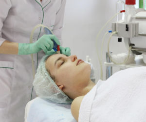 Oxybrazja, czyli peeling wodno-tlenowy. Na czym polega i dlaczego uchodzi za najdelikatniejszą metodę oczyszczania skóry?