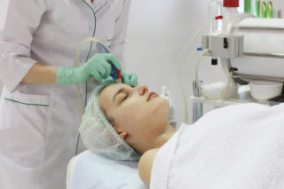 Oxybrazja, czyli peeling wodno-tlenowy. Na czym polega i dlaczego uchodzi za najdelikatniejszą metodę oczyszczania skóry?
