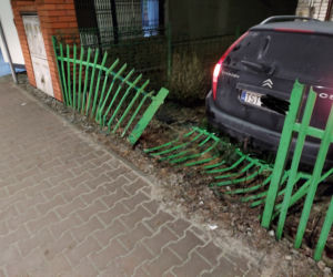 Huk i pęknięta ściana! Citroen wjechał w dom na Południowej w Starachowicach