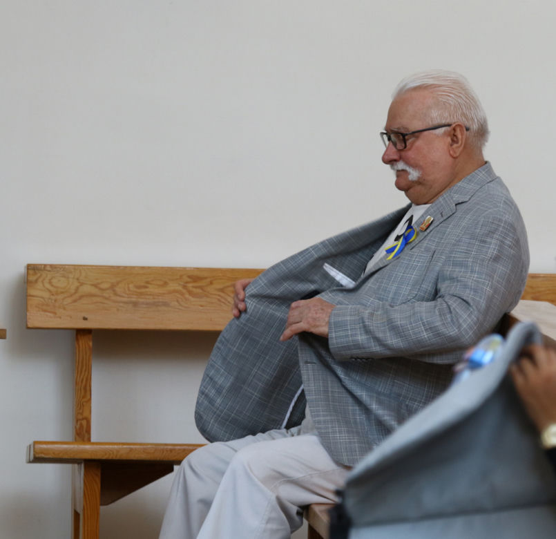 Lech Wałęsa wyszedł ze szpitala. Swoje kroki skierował do kościoła
