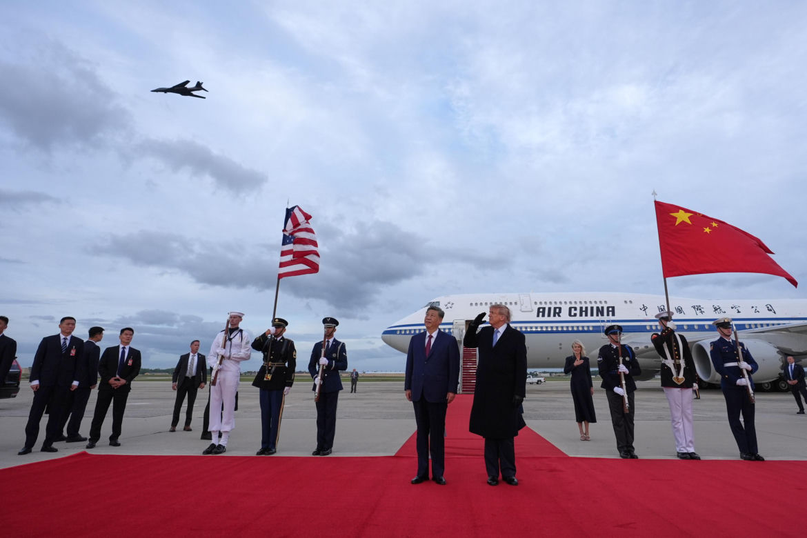 Przywódca Chin przyleciał do USA. Też przeszedł po czerwonym dywanie