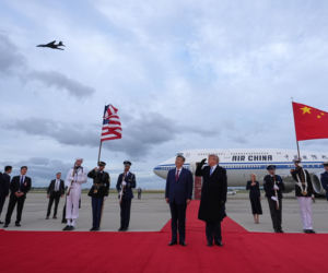 Przywódca Chin przyleciał do USA. Też przeszedł po czerwonym dywanie