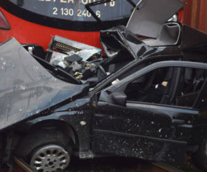 Lubanie pod Włocławkiem. Tragiczny wypadek w przejeździe kolejowym. Dwie osoby nie żyją