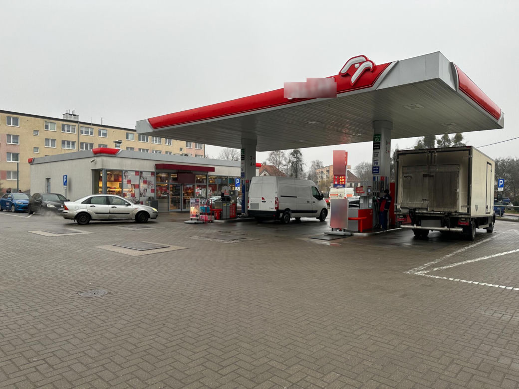 Rabuś z Ostródy napadł na stację. Zamiast wielkiej fortuny, zabrał białego misia