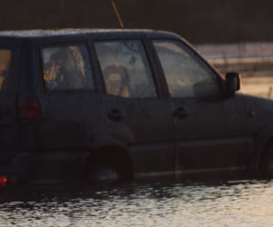 Nissanem ugrzązł w rozlewisku rzeki!