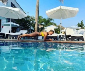Marta Manowska na plaży w bikini