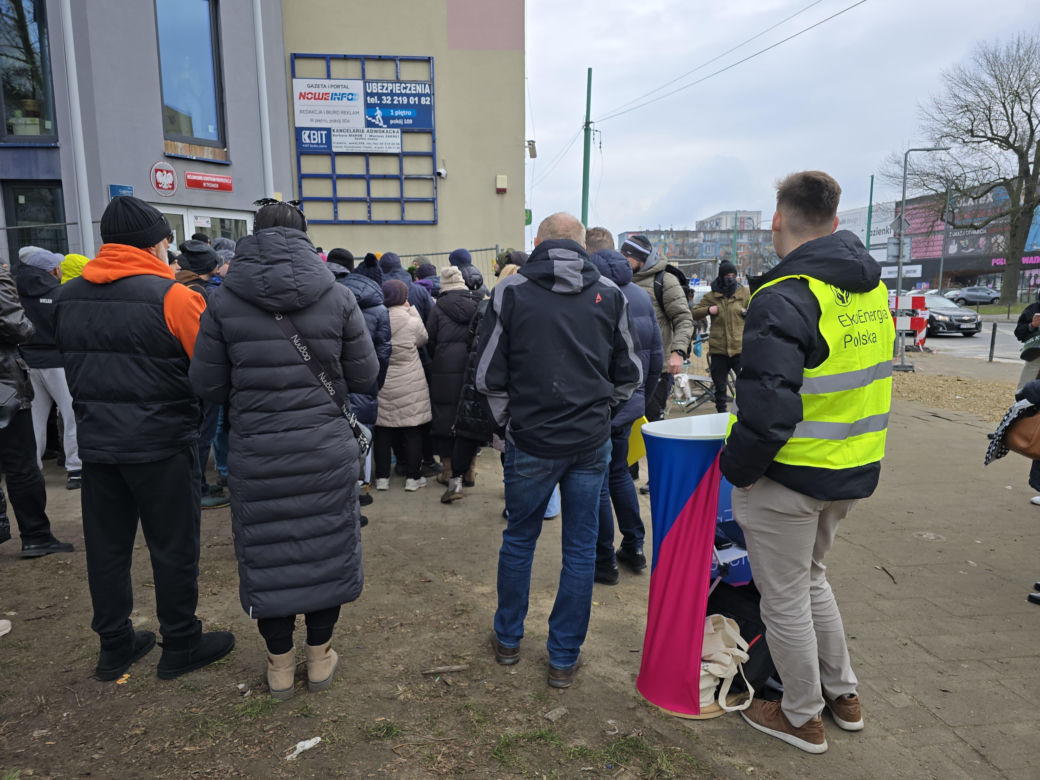 Kilkaset ludzi czeka przed wejściem do punktu obsługi grantobiorców w Tychach
