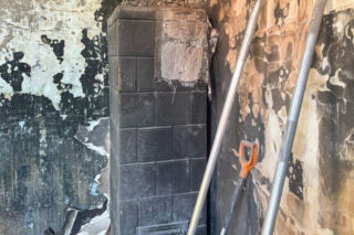 Pożar w Drezdenku. Dwoje policjantów uratowało mieszkańców z płonącej kamienicy