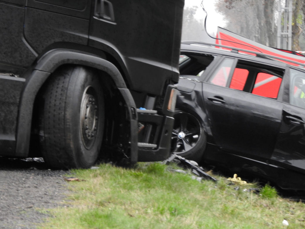 Horror na DK 62. Kierowca bmw zakleszczony w zmiażdżonym bmw. Nie przeżył