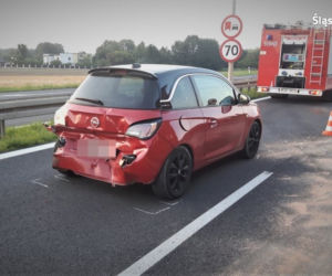 Wypadek w Mikołowie. BMW wjechało w opla! Samochód stoczył się na matkę z dziećmi [ZDJĘCIA]