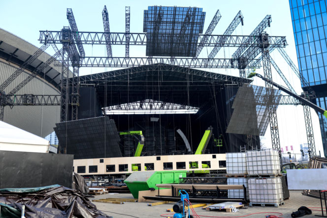 Scena Sylwestra z Dwójką TVP w trakcie budowy