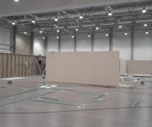 Trwa budowa szpitala polowego w łódzkiej hali EXPO