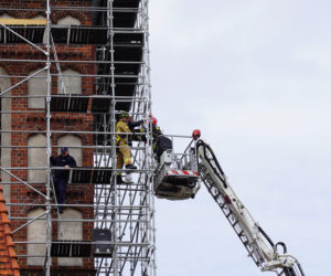Pijany wszedł na wieżę kościoła. Ściągnęli go strażacy