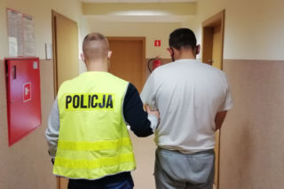 AKCJA policji w Kutnie. Zatrzymane małżeństwo dilerów. W garażu NARKOTYKI I BROŃ [ZDJĘCIA]