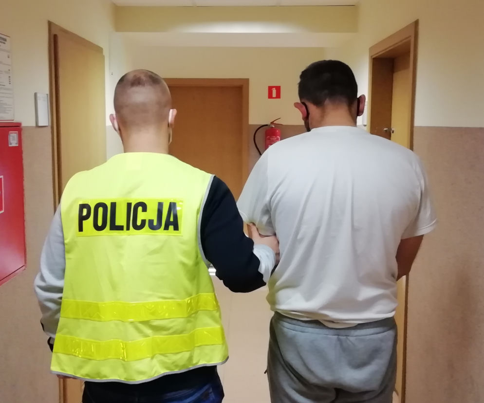 AKCJA policji w Kutnie. Zatrzymane małżeństwo dilerów. W garażu NARKOTYKI I BROŃ [ZDJĘCIA]