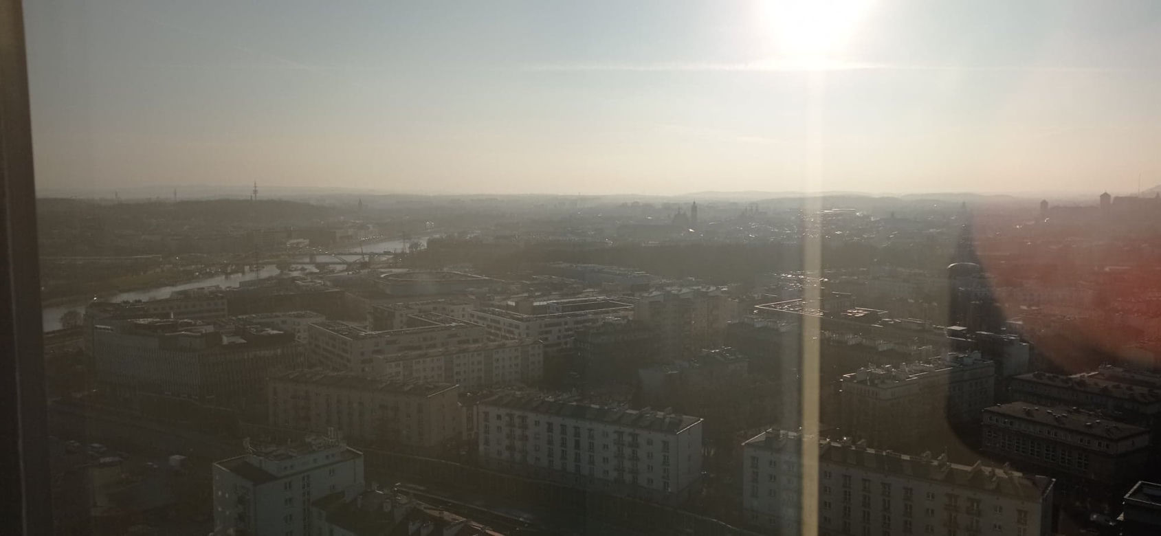 Tak smog unosi się nad Krakowem
