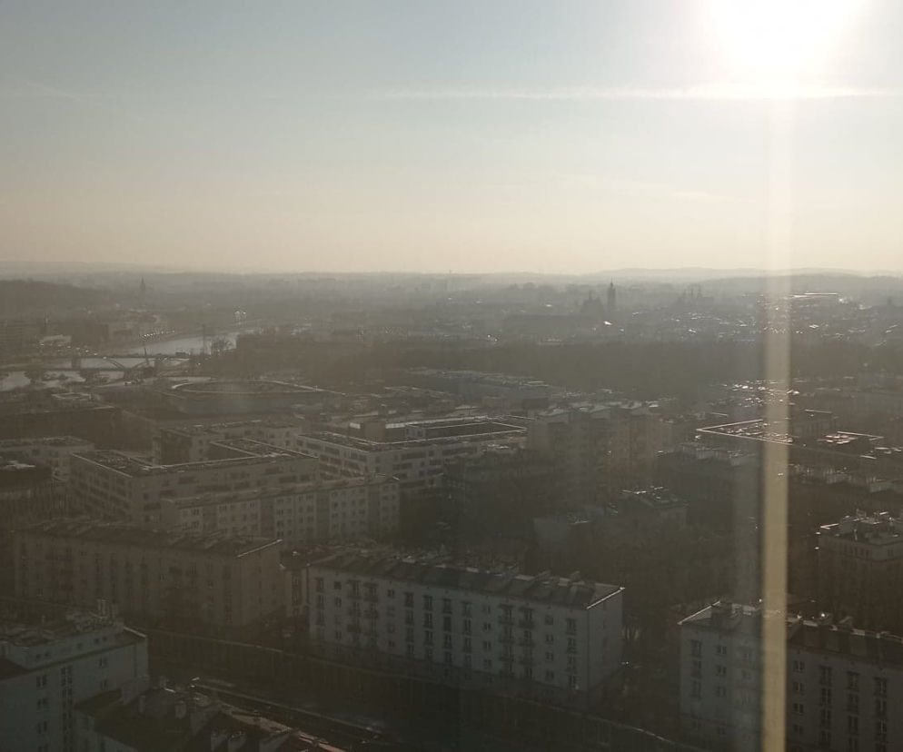 Tak smog unosi się nad Krakowem