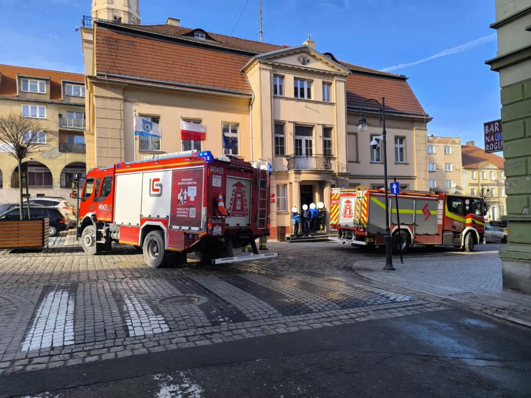 Alarm na Dolnym Śląsku! Tajemnicza substancja w urzędzie, trwa pilna ewakuacja