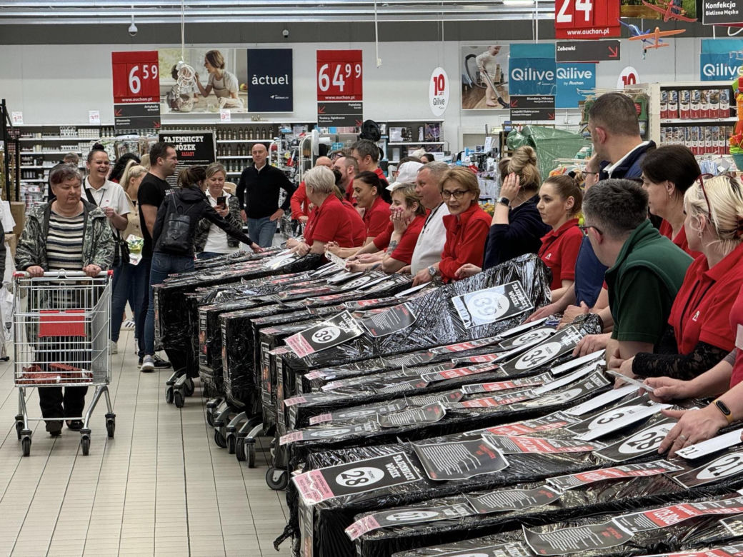 Tajemnicze wózki w Auchan! Klienci kupują „kota w worku”. Co jest w środku?