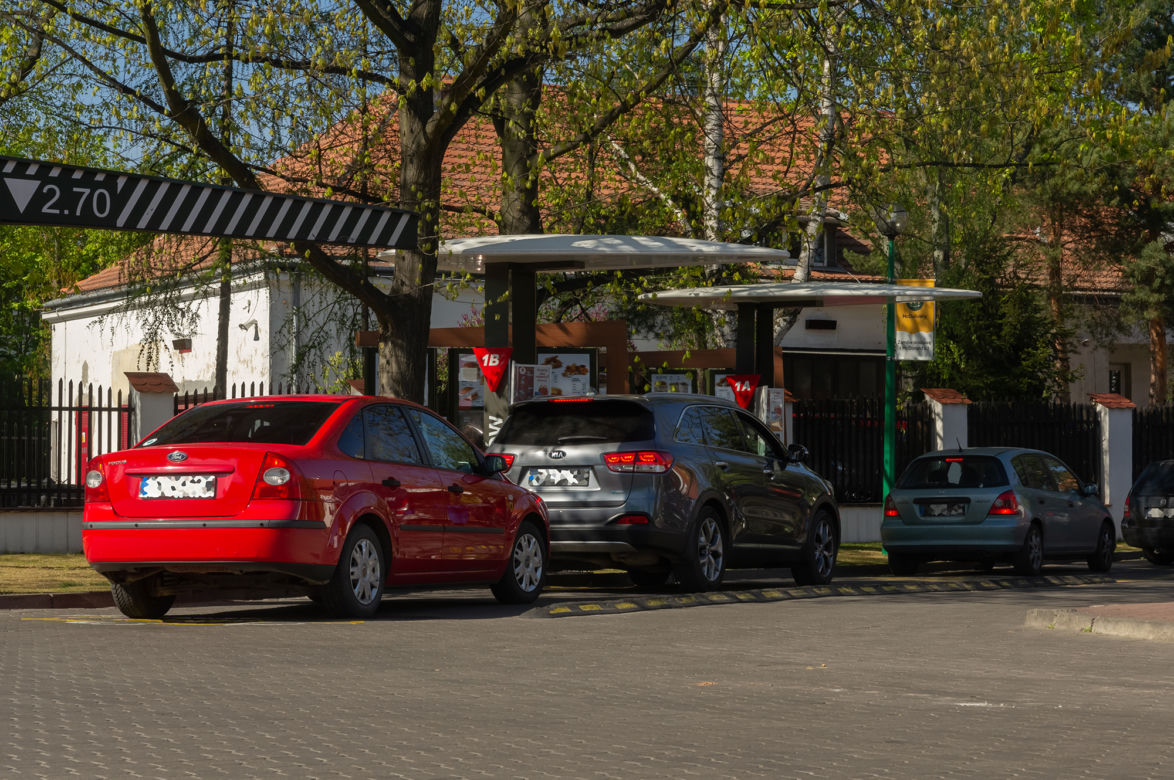 Gigantyczne kolejki samochodów pod McDonald's. Chcesz zjeść? Musisz odstać swoje