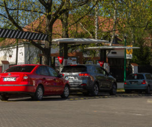 Gigantyczne kolejki samochodów pod McDonald's. Chcesz zjeść? Musisz odstać swoje