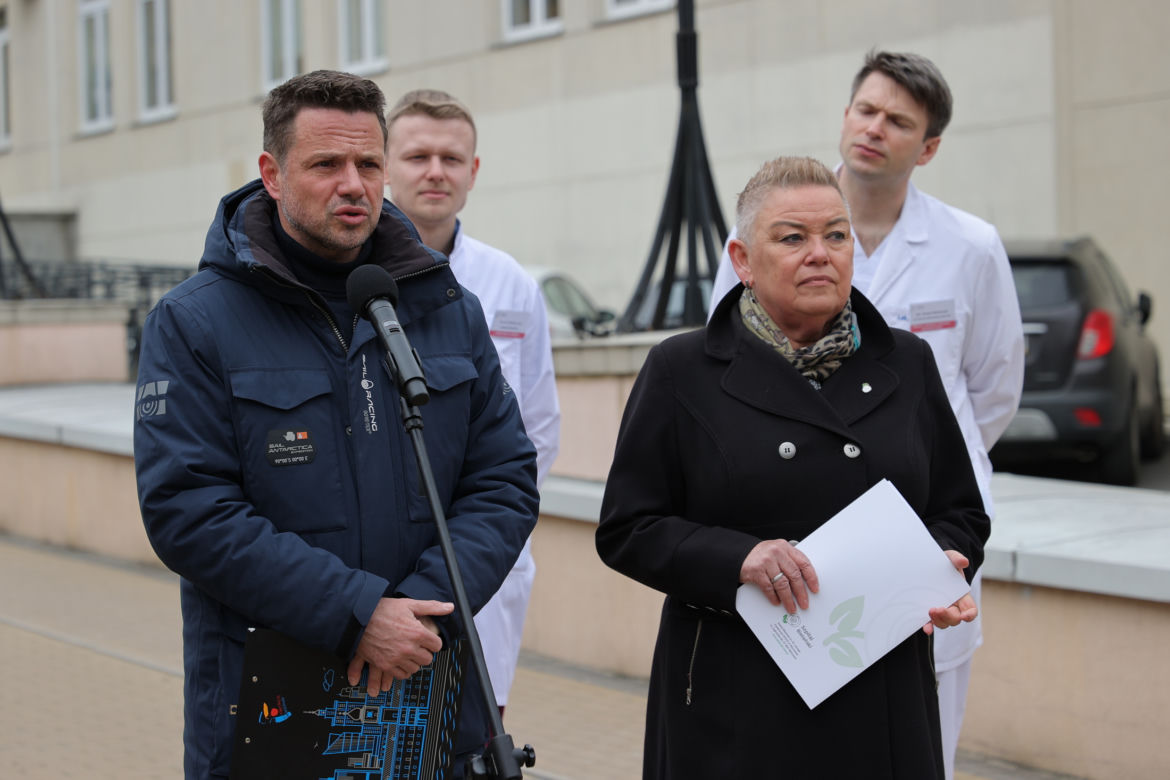 Warszawa zatrudnia medyków z Ukrainy. Konferencja Rafała Trzaskowskiego pod Szpitalem Bielańskim.